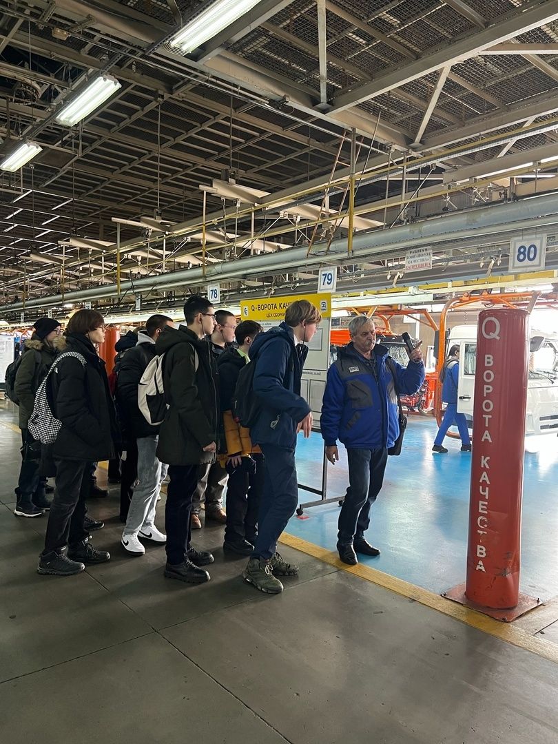 Автомобильләр заводы укучыларга үз ишекләрен ачты