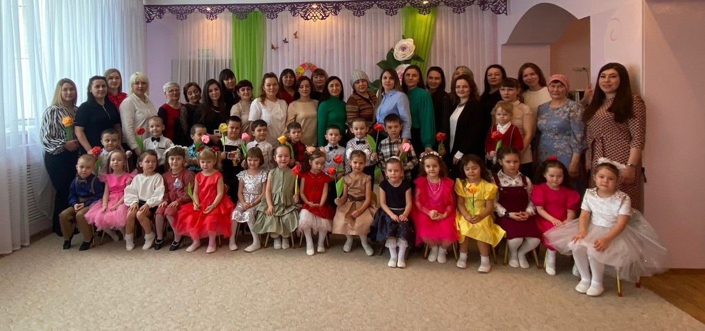 Әниләребезгә игелекле сүзләр, наз һәм игътибар бүләк иттек