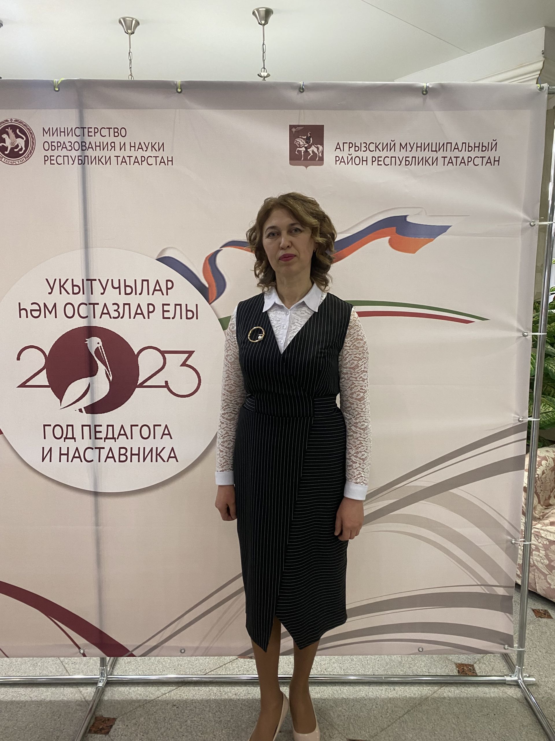 Күңел тәрәзләрен кактың, мөгаллимәм...