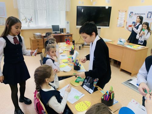 Изгелек җирдә ятмый