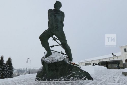 Барельефта һәйкәл тора, ул Җәлилгә куелган...