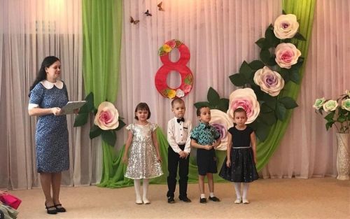 Әниләребезгә игелекле сүзләр, наз һәм игътибар бүләк иттек