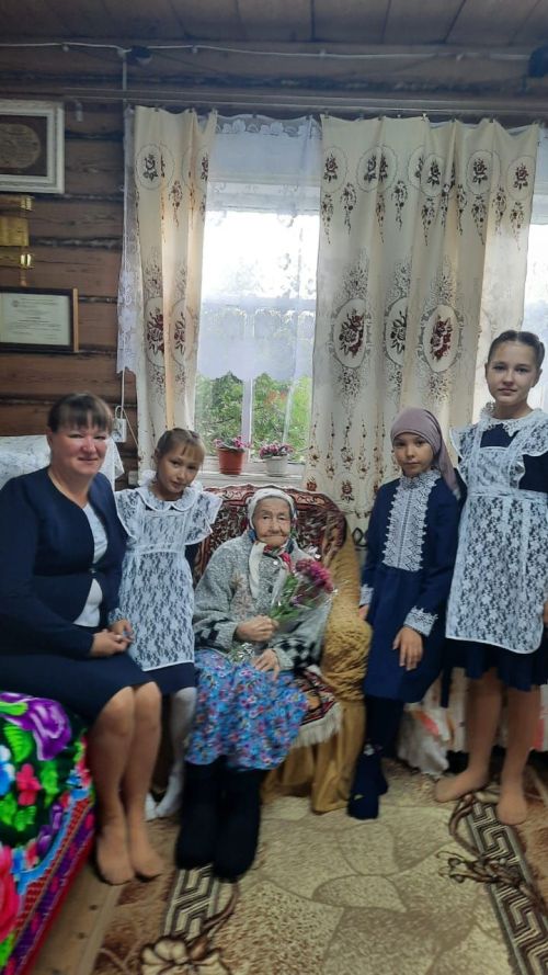 Ветеран укытучыбызны хөрмәтләдек