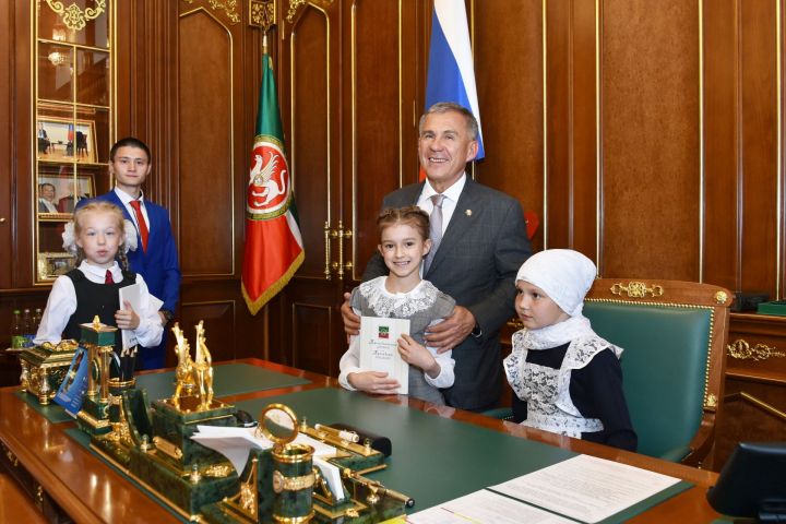 Рөстәм Миңнеханов бишлегә генә укыган балаларга «Президент көндәлеге» тапшырды