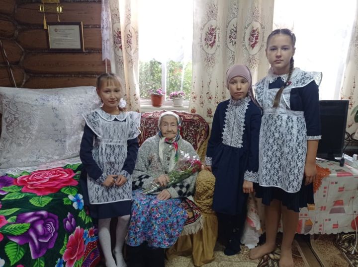 Ветеран укытучыбызны хөрмәтләдек