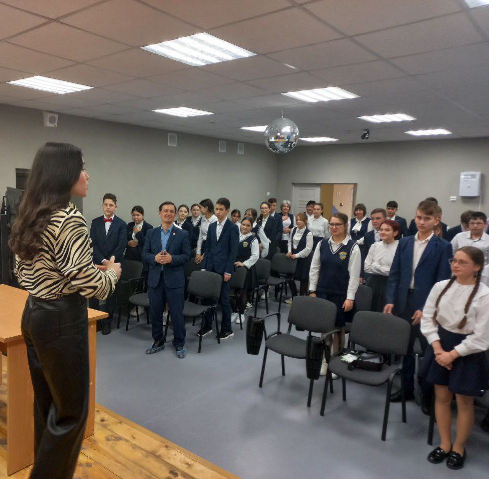 Апас радиосы Каратун мәктәбенә Белем радиосы хезмәткәрләре килде
