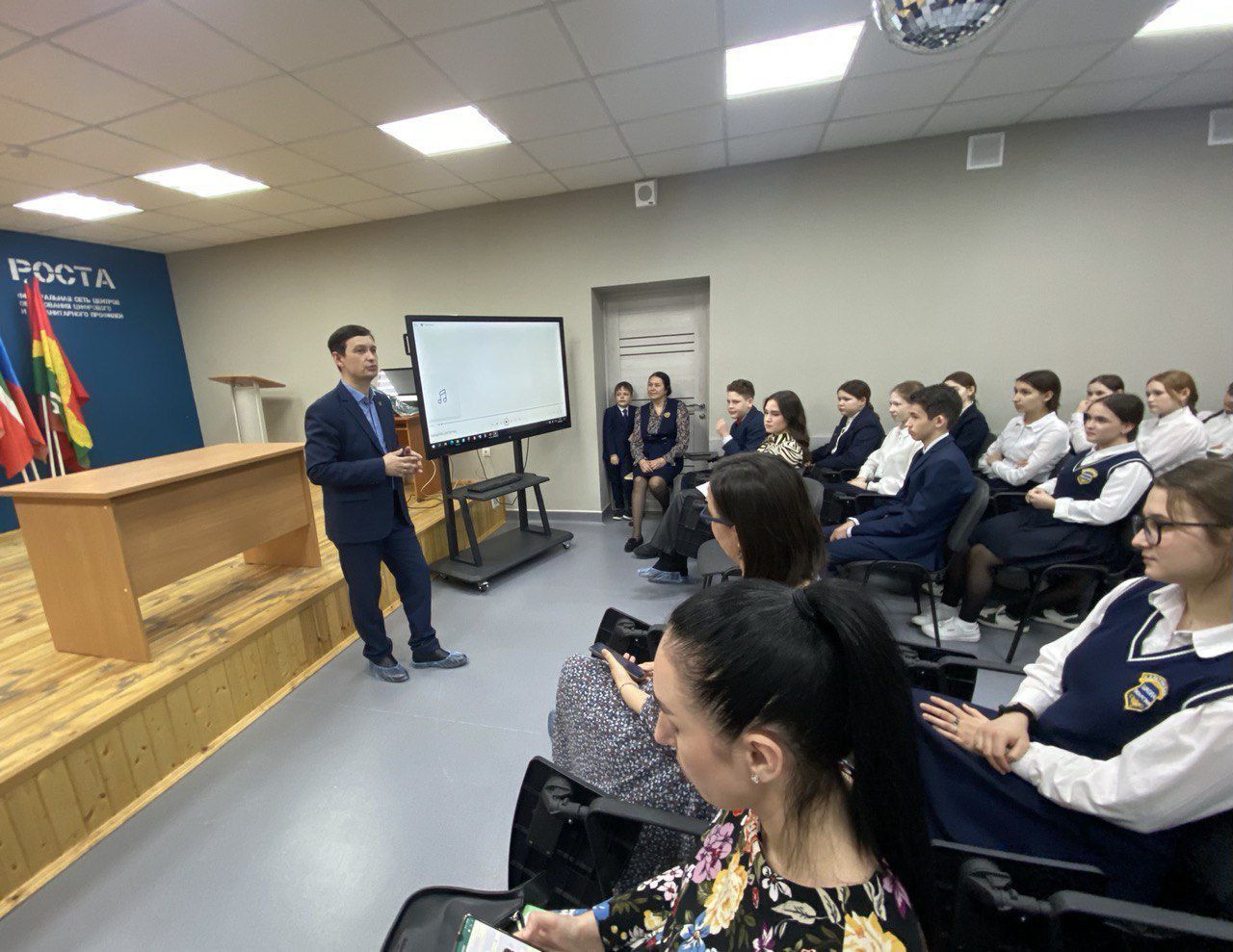 Апас радиосы Каратун мәктәбенә Белем радиосы хезмәткәрләре килде