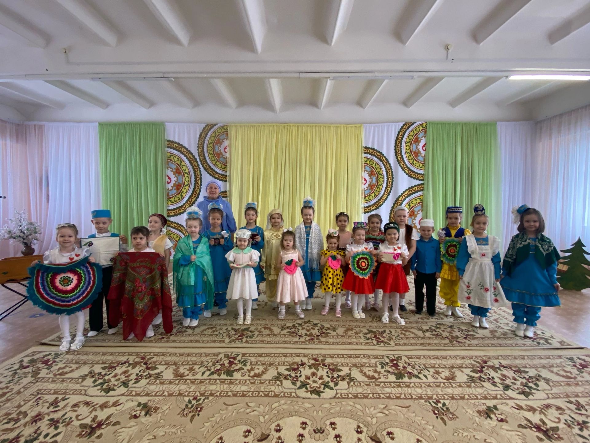 83нче балалар бакчасына шагыйрә Рәмзия Вәлиева килде