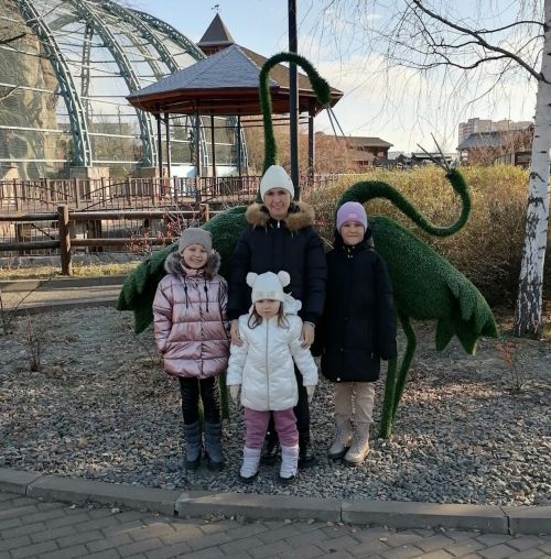 Мин әнигә булышам