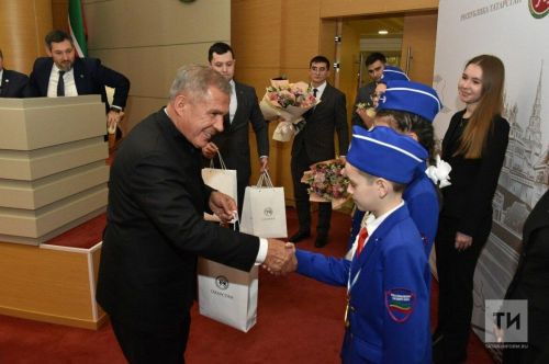 Рөстәм Миңнеханов «Имин тәгәрмәч» Бөтенроссия бәйгесендә җиңгән укучыларны бүләкләде
