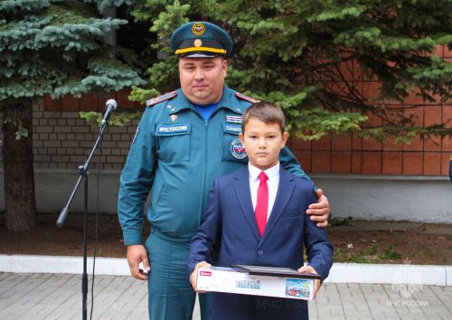 Казан укучысын янгын сүндерүдә булышканы өчен бүләкләделәр