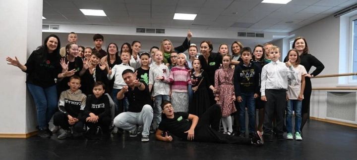 «Апуш» балалар татар театр студиясе спектаклен кабатлап күрсәтә