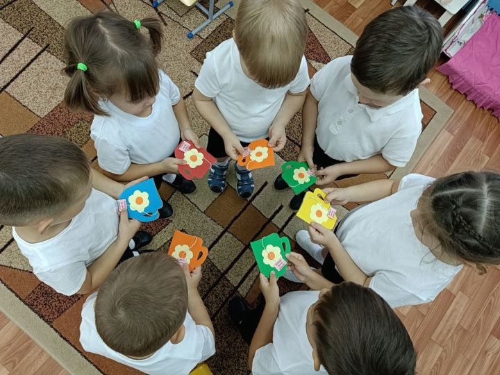 Әниләр көненә бүләк