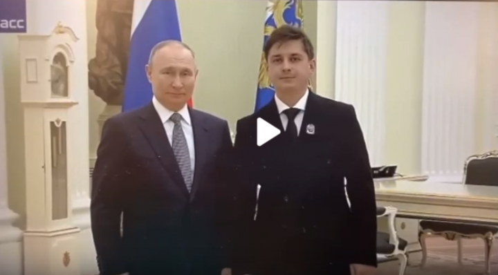 Владимир Путин Кремльдә Айдар Җаббаровка яшь мәдәният эшлеклеләре премиясен тапшырды