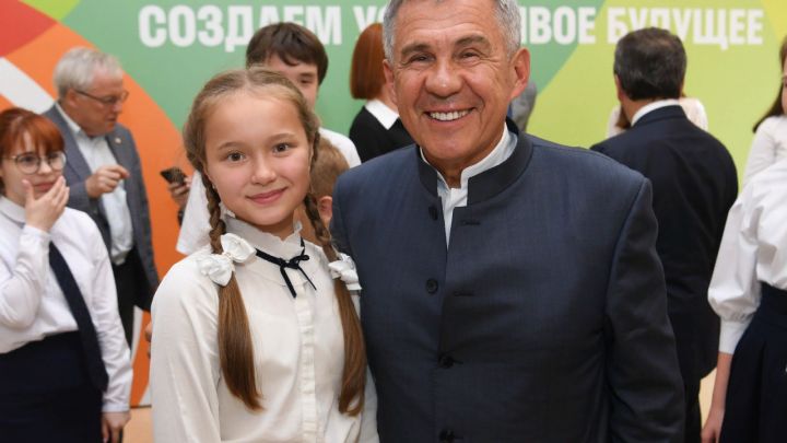 Рөстәм Миңнеханов үз проектларын гамәлгә ашыручы мәктәп укучылары һәм студентлар белән очрашты