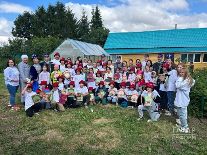 «Ура, авылга!» лагеренә йөрүче балалар Айдар Фәйзрахмановның туган нигезендә булдылар